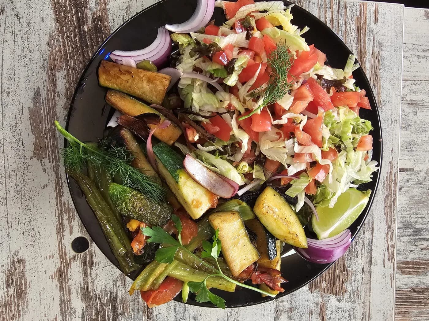 Gegrilltes Gemüse mit frischem gemischtem Salat